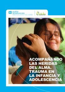 Portada del manual "Acompañando las heridas del alma. Trauma en la infancia y adolescescencia", con una fotografía de una mujer sonriente abrazando a una niña de corta edad y los logotipos de Aldeas Infantiles SOS y de Espirales Consultoría de Infancia